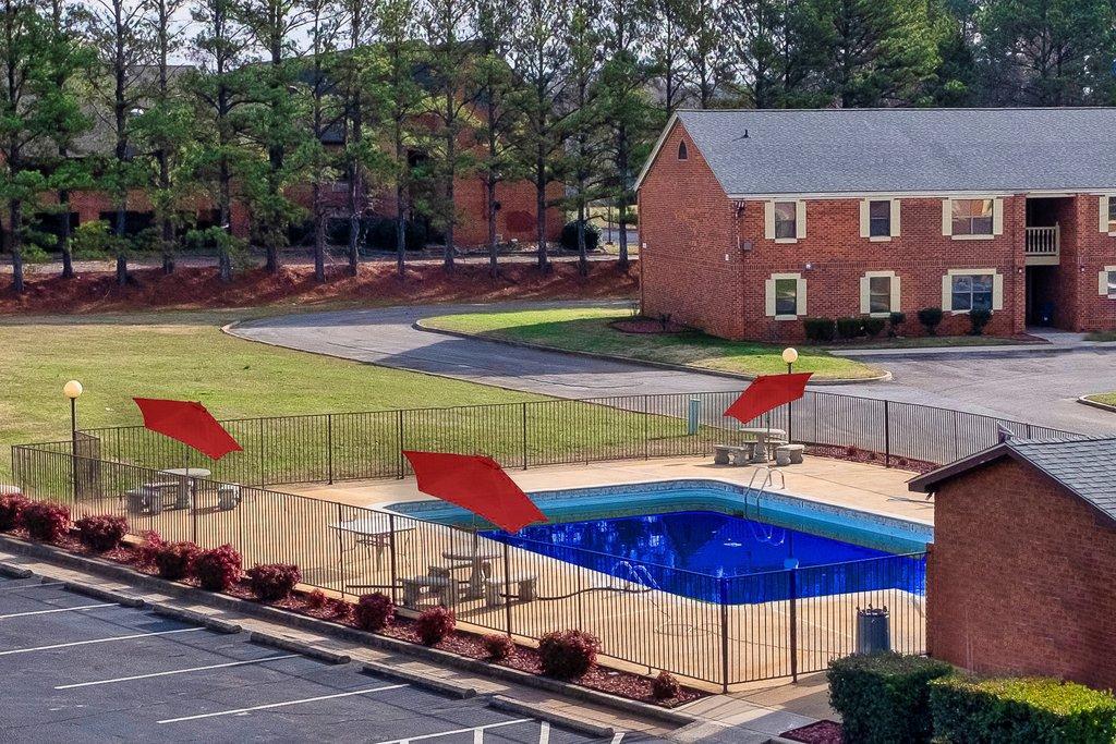Red Roof Inn Plus+ Huntsville - Мадисон Экстерьер фото