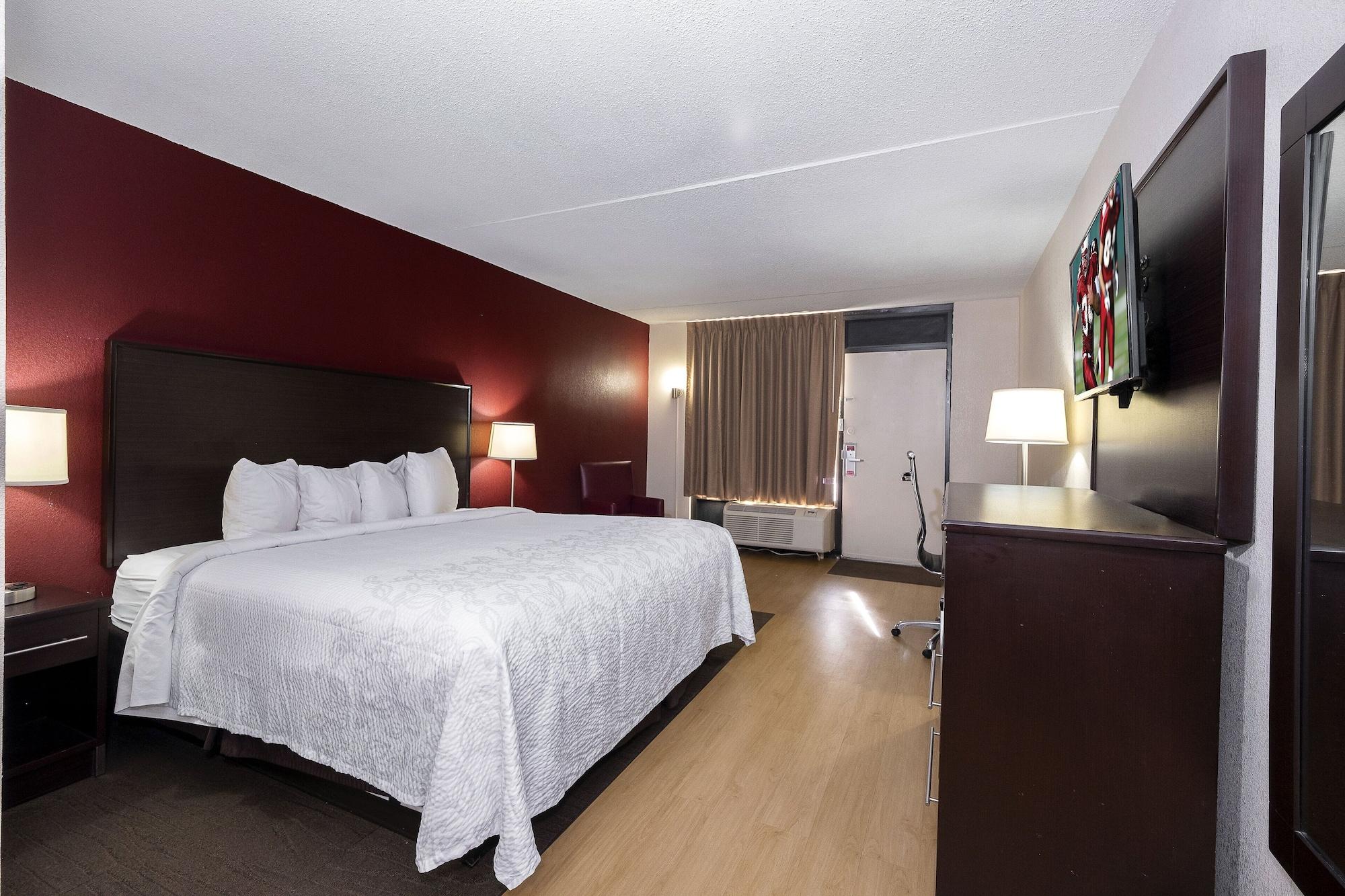 Red Roof Inn Plus+ Huntsville - Мадисон Экстерьер фото