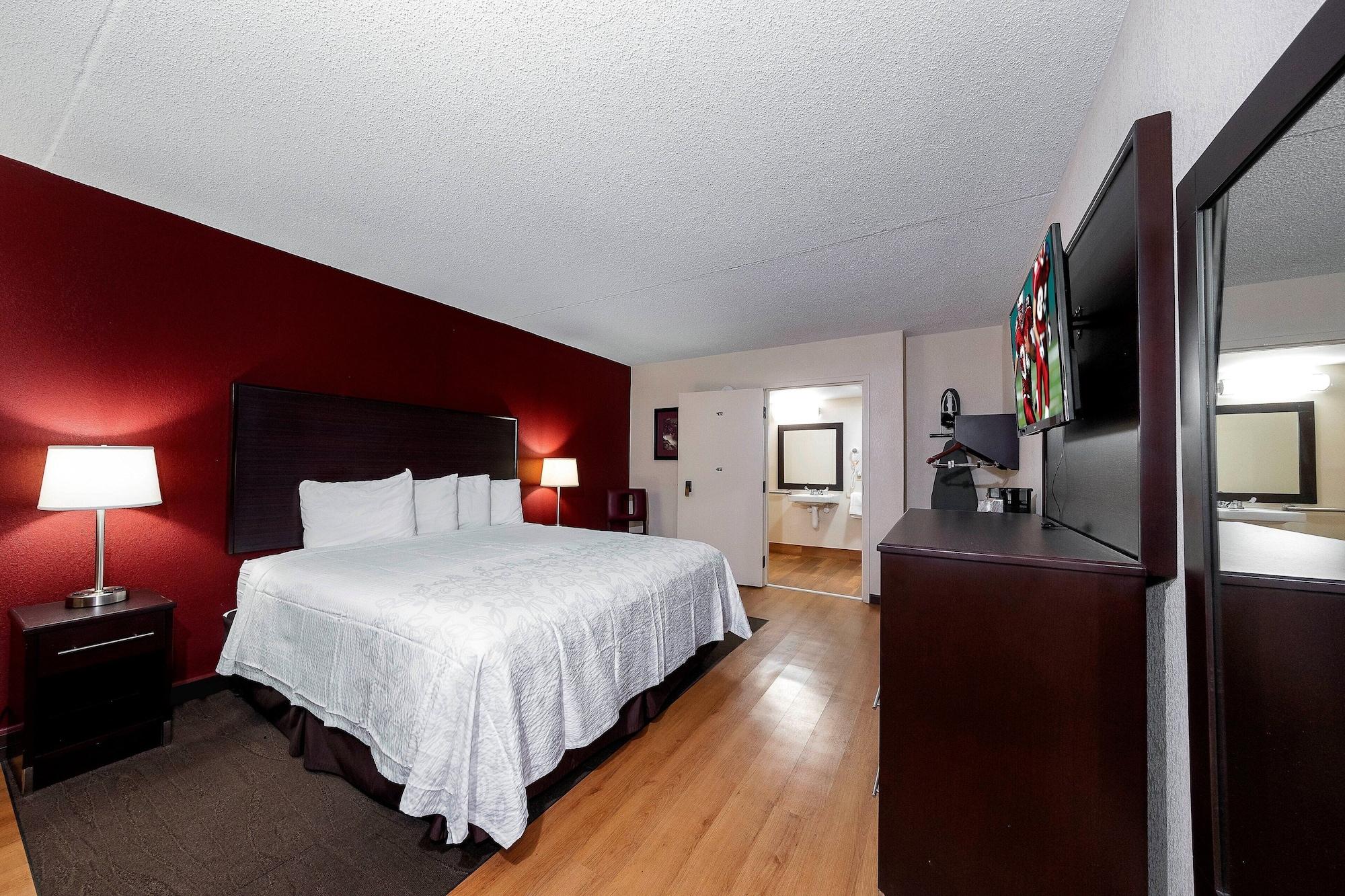 Red Roof Inn Plus+ Huntsville - Мадисон Экстерьер фото