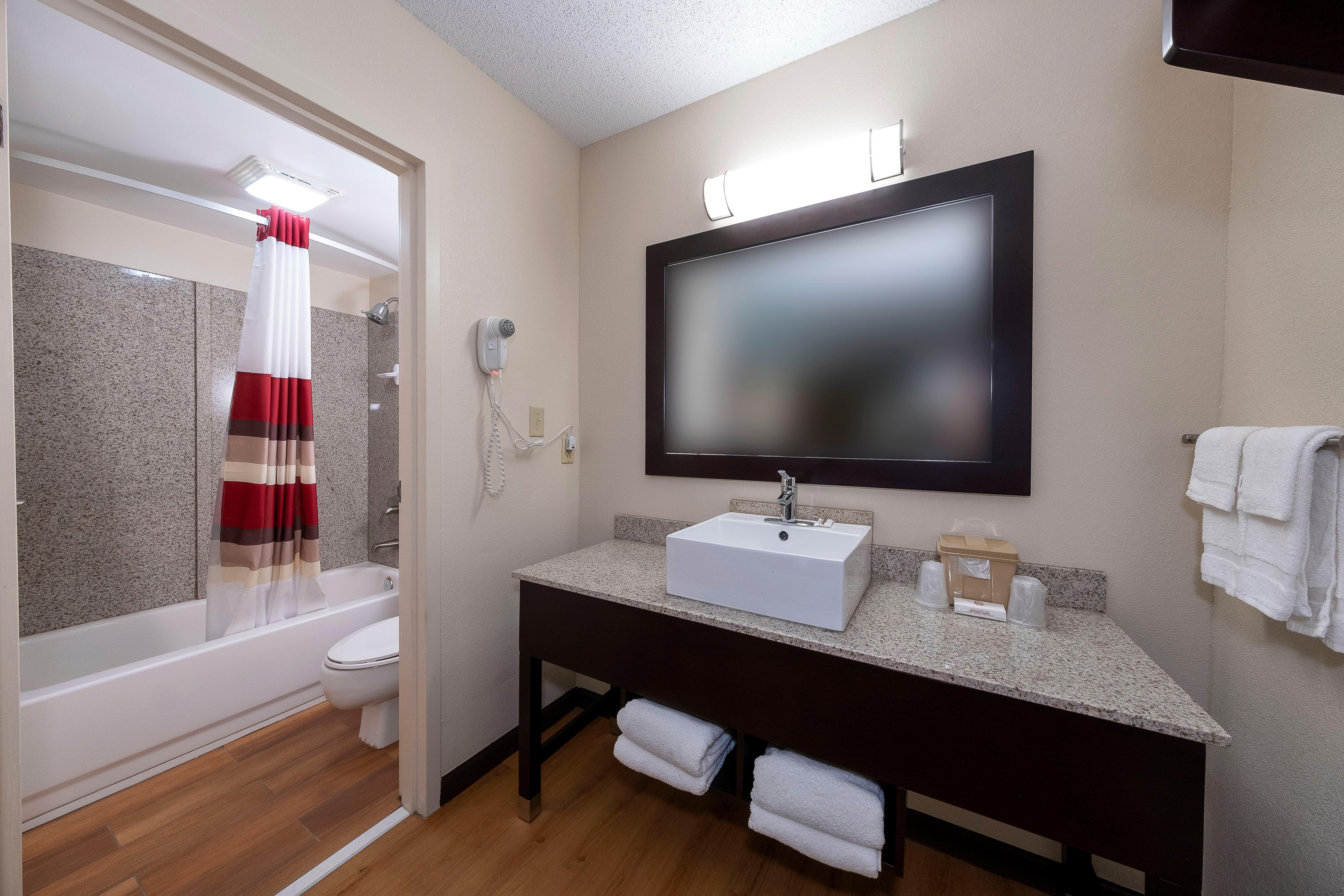 Red Roof Inn Plus+ Huntsville - Мадисон Экстерьер фото
